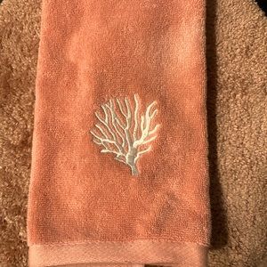 Coral 🪸hand Towel, new, Broyhill.